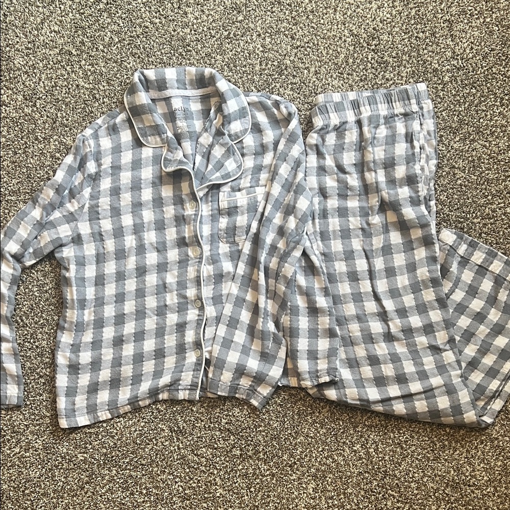 Jaclyn Smith Gray and White Checkered Pajama Top